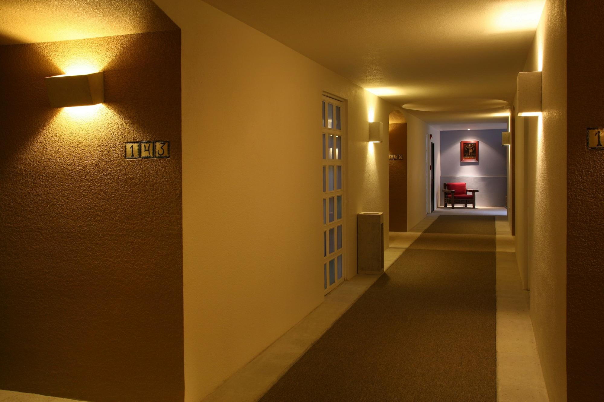 Hotel Hacienda Jurica By Brisas Querétaro Exterior foto A corridor at the hotel