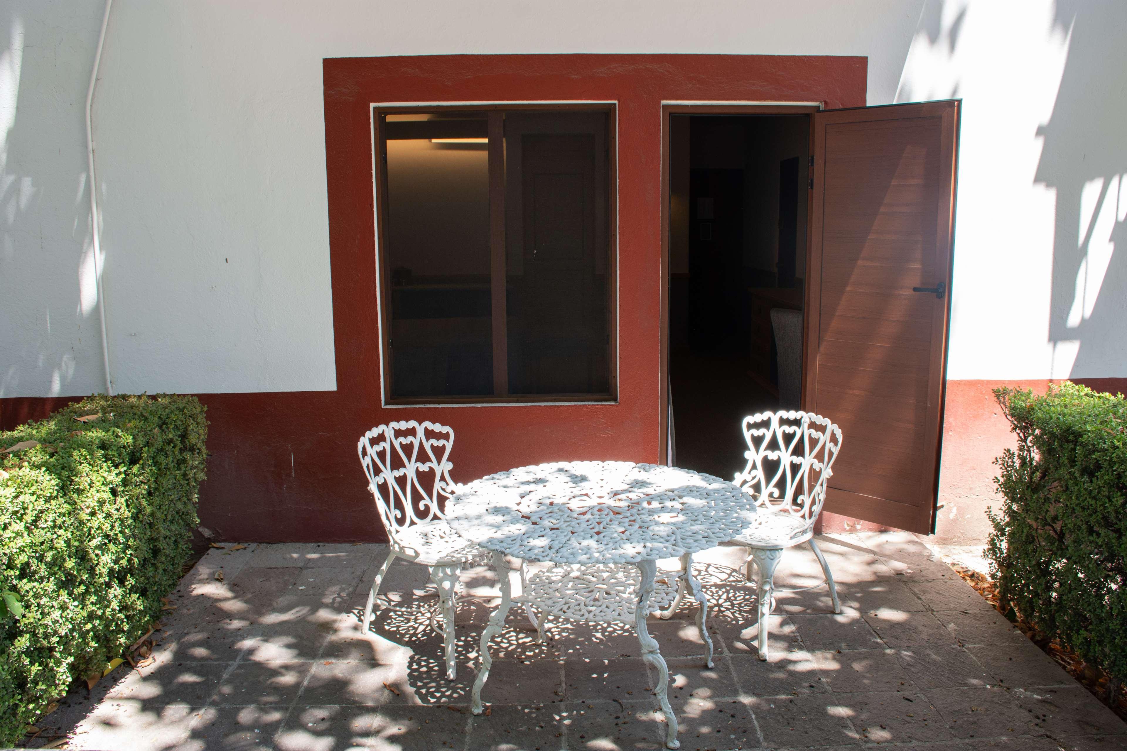 Hotel Hacienda Jurica By Brisas Querétaro Exterior foto A typical patio at the hotel