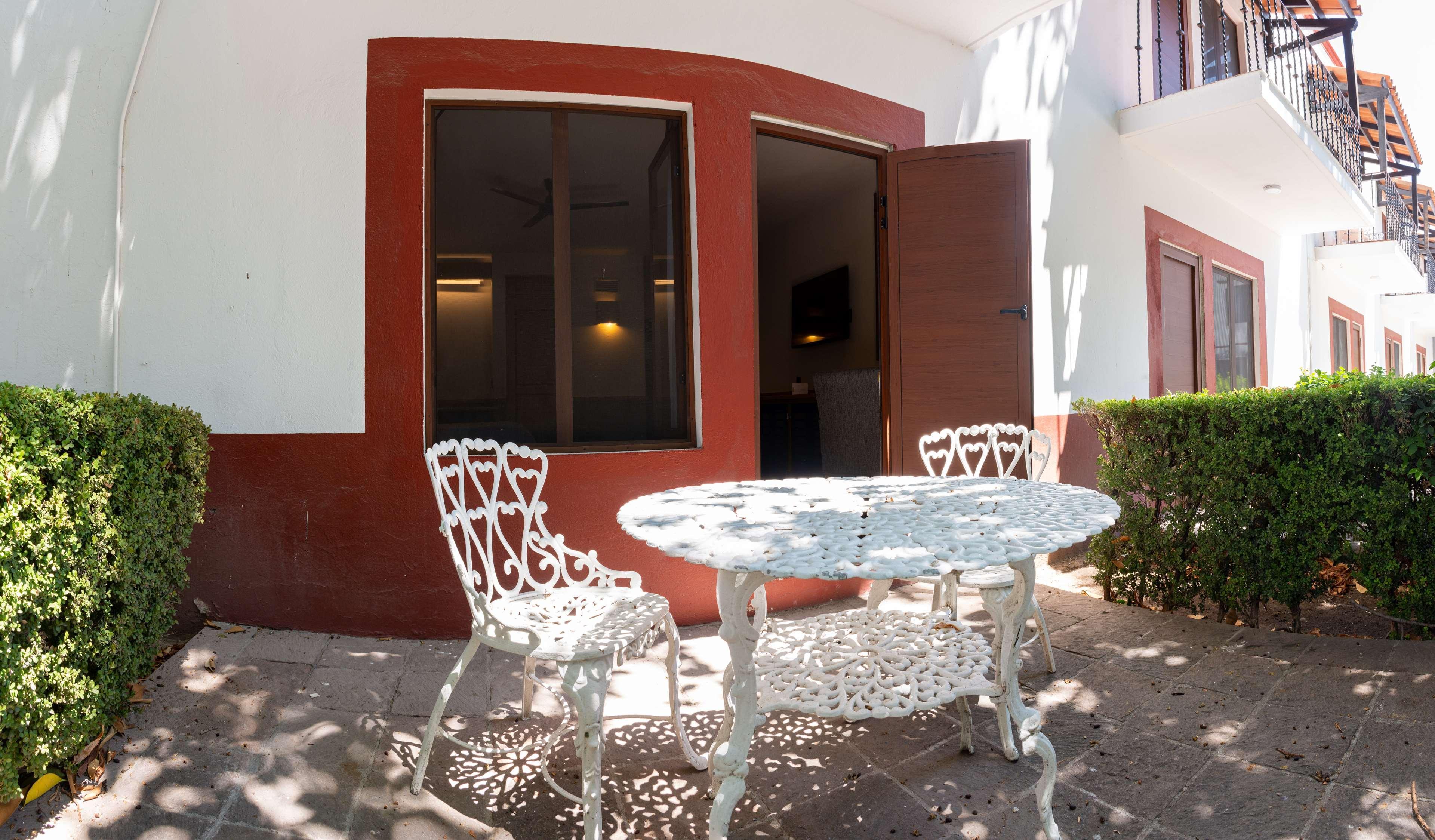 Hotel Hacienda Jurica By Brisas Querétaro Exterior foto A typical patio at the hotel