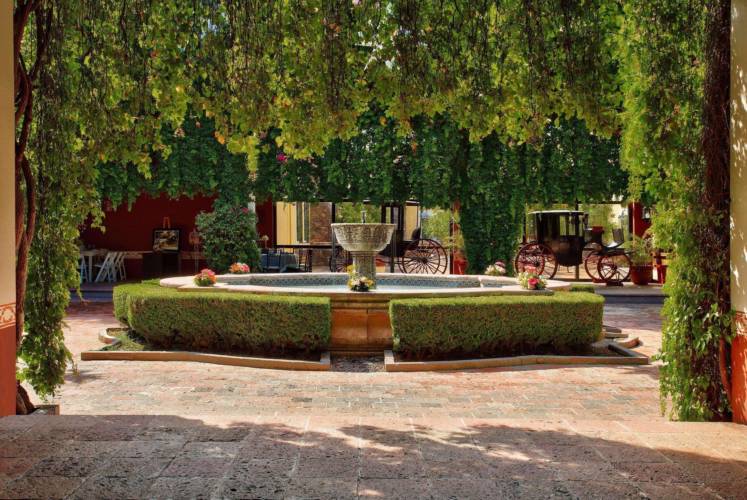 Hotel Hacienda Jurica By Brisas Querétaro Exterior foto Fountain in the courtyard of the winery