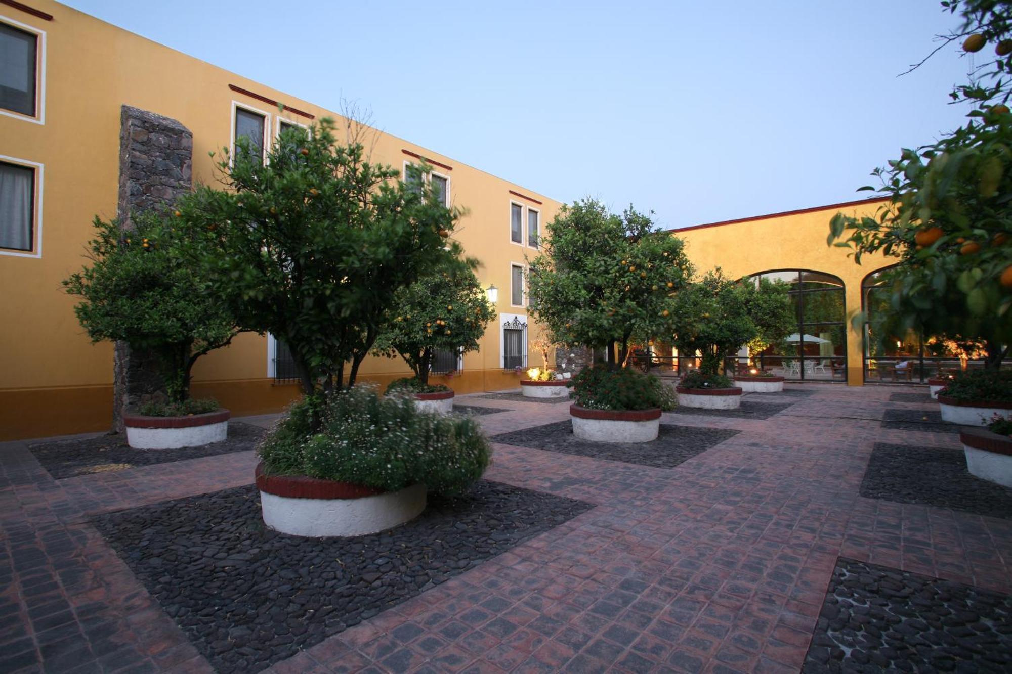 Hotel Hacienda Jurica By Brisas Querétaro Exterior foto The patio of the Museo Casa de Morelos