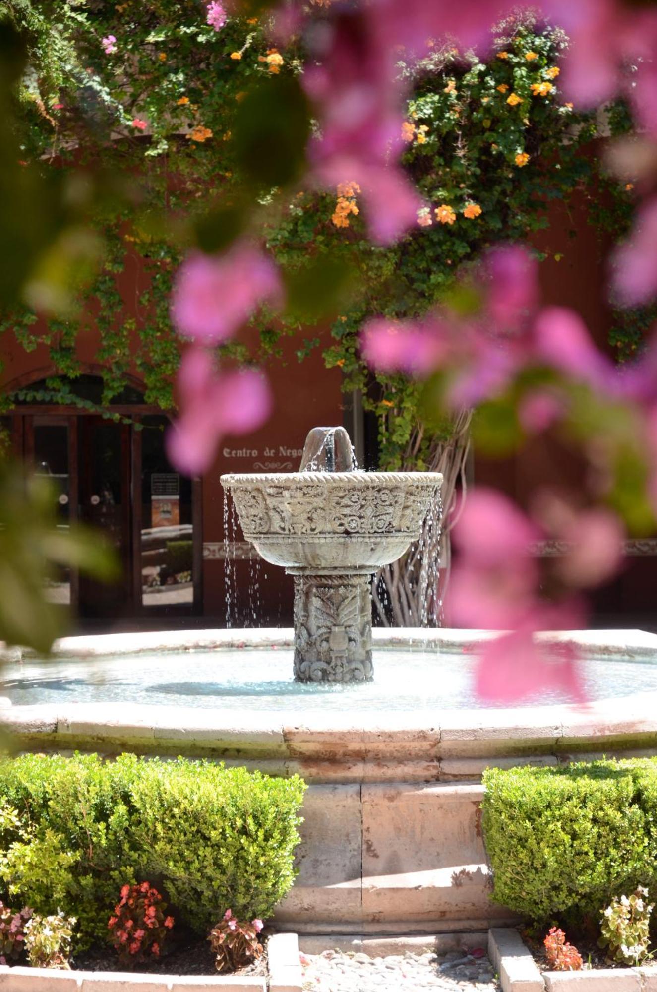 Hotel Hacienda Jurica By Brisas Querétaro Exterior foto Fountain in the garden of the Centre de Senlis
